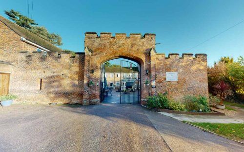 entrance to cassiobury open gates