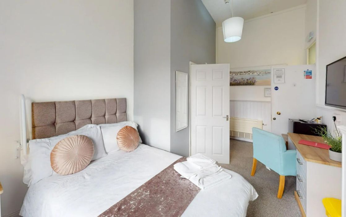 drug and alcohol rehab bedroom with ensuite